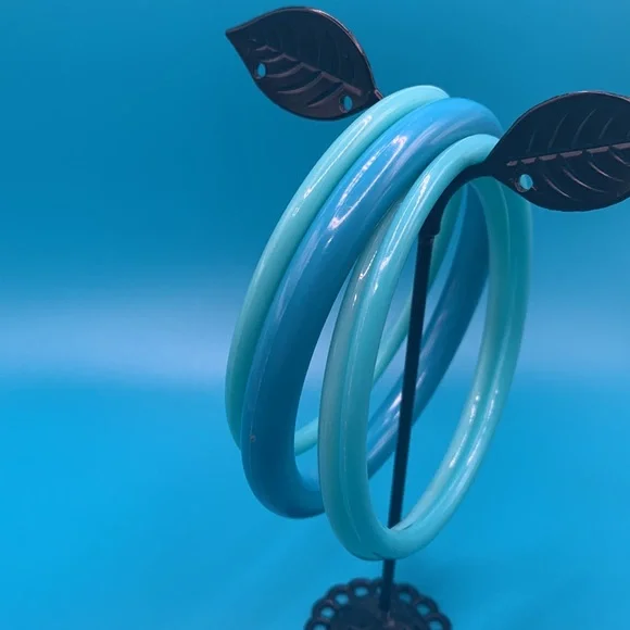 4 Vintage Blue Bangle Bracelets. - Picture 4 of 4